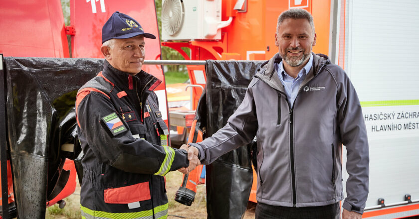 Voda pomáhá vodě. PVK obdarovaly pražské hasiče