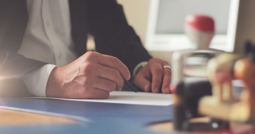 Superdávka v akci: Co přináší nová sociální reforma, kterou dnes podepsal prezident?