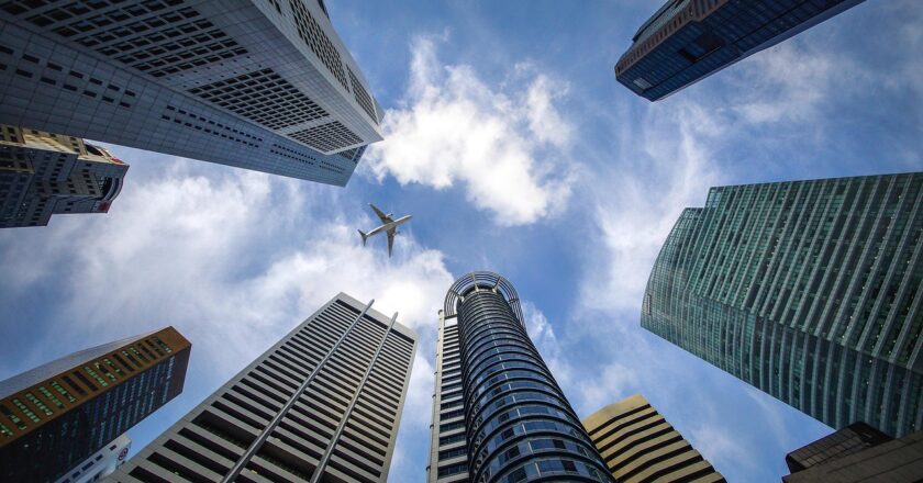 Čínské firmy míří do Singapuru: Útěk před obchodní válkou, nebo strategický tah?