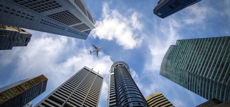 Čínské firmy míří do Singapuru: Útěk před obchodní válkou, nebo strategický tah?