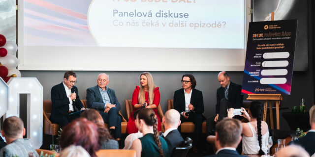 Absurditou roku je placení rozhlasových a televizních poplatků firmami. Paragrafem roku zrušení vstupních lékařských prohlídek u nerizikových profesí