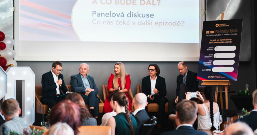 Absurditou roku je placení rozhlasových a televizních poplatků firmami. Paragrafem roku zrušení vstupních lékařských prohlídek u nerizikových profesí