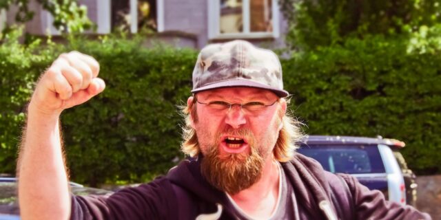 Sousedské války: Proč si už ani na vesnici nikdo nepomůže?