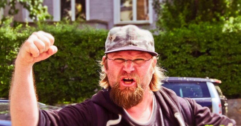 Sousedské války: Proč si už ani na vesnici nikdo nepomůže?