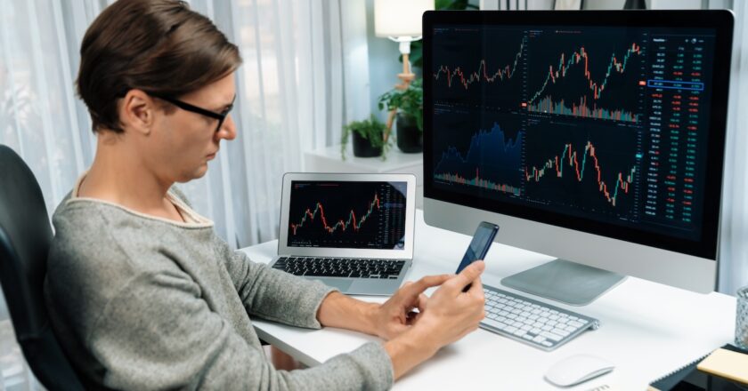 Česká koruna a carry trade: rozdílné sazby nahrávají investorům